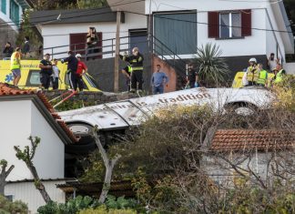 Autocarro foi retirado e polícia está a fazer perícias no local