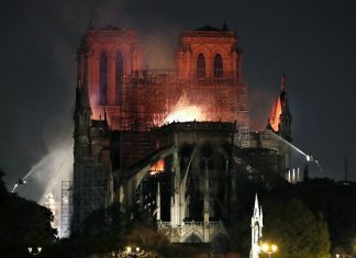 Catedral de Notre-Dame não tem seguro para cobrir destruição provocada pelo incêndio