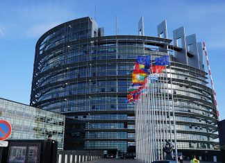 Parlamento Europeu cumpre minuto de silêncio