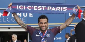 DANI ALVES É O JOGADOR COM MAIS TÍTULOS DA HISTÓRIA DO FUTEBOL