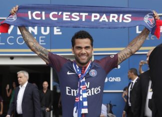 DANI ALVES É O JOGADOR COM MAIS TÍTULOS DA HISTÓRIA DO FUTEBOL