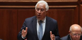 Quatro jovens contra aeroporto do Montijo interrompem discurso de António Costa