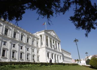 Parlamento aprova alterações ao regime de subsídios e moradas dos deputados