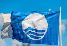 Praia do Almoxarife – Época balnear arranca com instalação de Desfibrilador Portátil e hastear de bandeira Azul