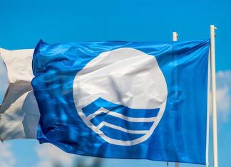 Praia do Almoxarife – Época balnear arranca com instalação de Desfibrilador Portátil e hastear de bandeira Azul