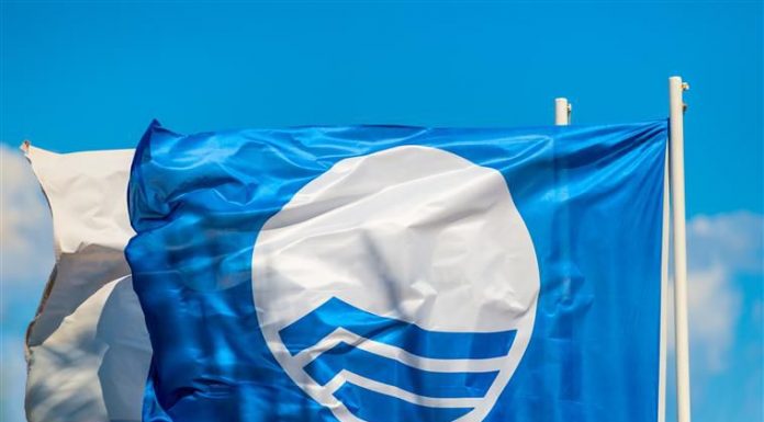 Praia do Almoxarife – Época balnear arranca com instalação de Desfibrilador Portátil e hastear de bandeira Azul