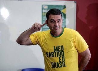 Justiça brasileira encontra indícios de desvio de dinheiro no gabinete de Flávio Bolsonaro