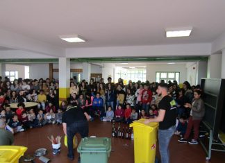 Sabia Que As Garrafas e os Baldes de Plástico Também Dão Música?
