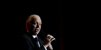 Retrospetiva de carreira de Carlos do Carmo numa coletânea e em 80 músicas