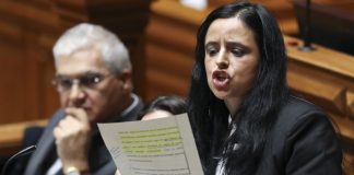 PCP e BE querem manuais gratuitos com força de lei, direita questiona custos