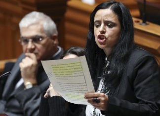 PCP e BE querem manuais gratuitos com força de lei, direita questiona custos