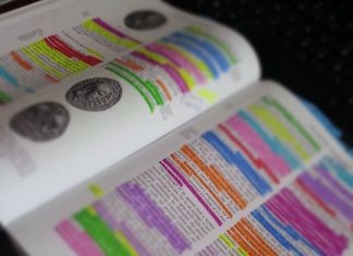 Parlamento aprova inscrição na lei da gratuitidade de manuais escolares até ao 12.º ano