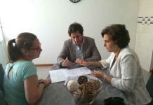 Andreia Cardoso assina contratos para recuperação de habitação degradada com famílias da Ribeira Grande