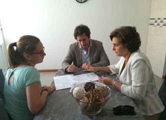 Andreia Cardoso assina contratos para recuperação de habitação degradada com famílias da Ribeira Grande