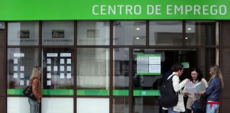 Casais com ambos os elementos desempregados recuam para valor mais baixo desde 2011