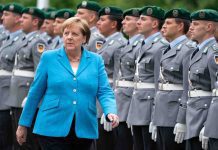 Merkel volta a tremer em público. É a terceira vez no último mês