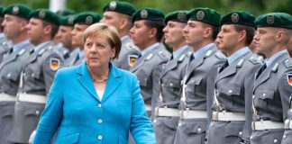 Merkel volta a tremer em público. É a terceira vez no último mês