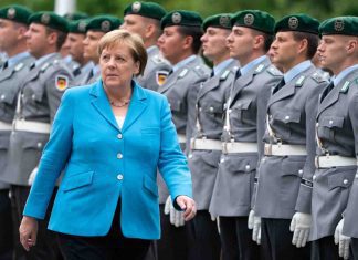 Merkel volta a tremer em público. É a terceira vez no último mês
