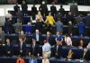 Deputados do Brexit viram costas durante hino no Parlamento Europeu