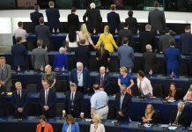 Deputados do Brexit viram costas durante hino no Parlamento Europeu