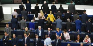 Deputados do Brexit viram costas durante hino no Parlamento Europeu