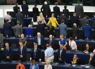 Deputados do Brexit viram costas durante hino no Parlamento Europeu