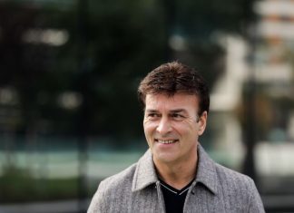 Documentário sobre vida e obra de Tony Carreira estreia-se hoje em Portugal