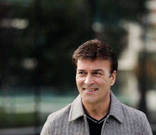 Documentário sobre vida e obra de Tony Carreira estreia-se hoje em Portugal