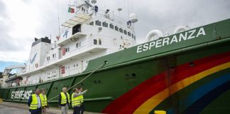 Deputados do PS/Açores visitam “navio de investigação de águas profundas” da Greenpeace que está atracado no Porto da Horta