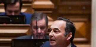 António Ventura acusa República de silêncio comprometedor