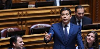PSD . Grupo parlamentar nega incompatibilidades de negócios com Estado de familiares de “vice” Leitão Amaro