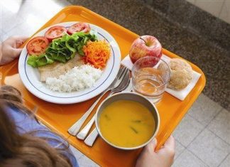 Refeições Escolares – Associação de Pais da EBI da Horta contra privatização da cantina