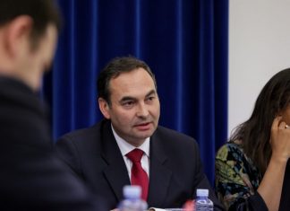 António Ventura critica e questiona silêncio da República