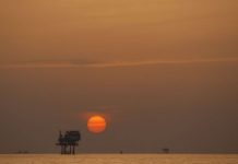 Brent mantém subida de quase 9% para 65,62 dólares após ataques na Arábia Saudita