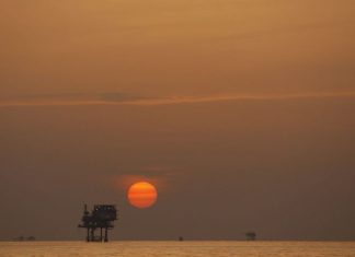 Brent mantém subida de quase 9% para 65,62 dólares após ataques na Arábia Saudita