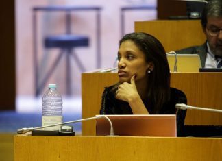 “A senhora secretária não pode fazer tábua rasa dos problemas que afetam os açorianos”