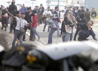 Polícia dispara gás lacrimogéneo contra milhares de estudantes em protesto na Indonésia