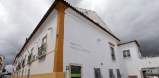 Ano letivo: Alunos de escola de Viana do Alentejo iniciam aulas após protesto dos pais