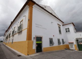 Ano letivo: Alunos de escola de Viana do Alentejo iniciam aulas após protesto dos pais