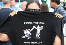 Guardas prisionais protestam diante do Ministério da Justiça antes de iniciar greve