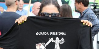 Guardas prisionais protestam diante do Ministério da Justiça antes de iniciar greve