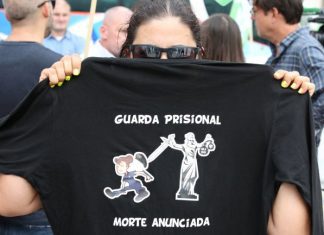 Guardas prisionais protestam diante do Ministério da Justiça antes de iniciar greve