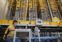 Indústria chinesa cresce ao ritmo mais lento desde 2002 face a disputas com EUA
