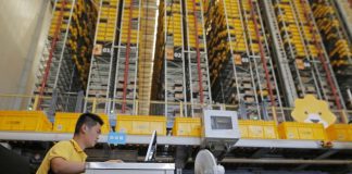 Indústria chinesa cresce ao ritmo mais lento desde 2002 face a disputas com EUA