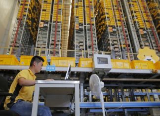 Indústria chinesa cresce ao ritmo mais lento desde 2002 face a disputas com EUA
