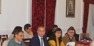 Moção do PSD pressiona Governo com abstenção do PS
