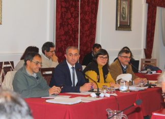Moção do PSD pressiona Governo com abstenção do PS