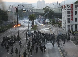 Milhares exigem investigação a abuso de direitos das crianças em protestos de Hong Kong
