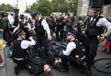 Manifestantes pelo clima detidos em Londres e Madrid