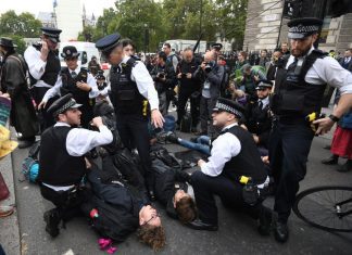 Manifestantes pelo clima detidos em Londres e Madrid